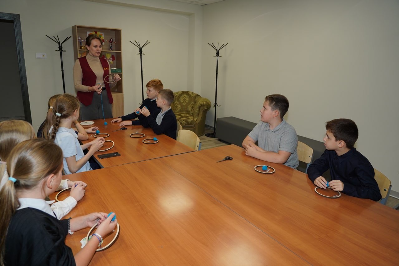 Три дня подряд в КДЦ «Протон» проходили праздничные мастер-классы для школьников.